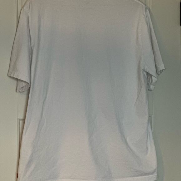 Levi's t-shirt with chest scenic placement print in white Size Large - Picture 5 of 5